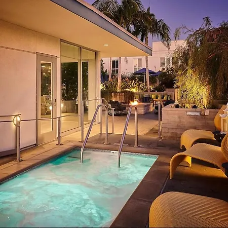 Spacious And Bright West Hollywood Pool & Gym
